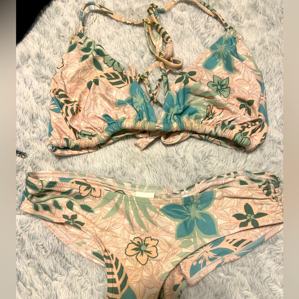 EUC cheely bikini. Top and bottom. worn once.